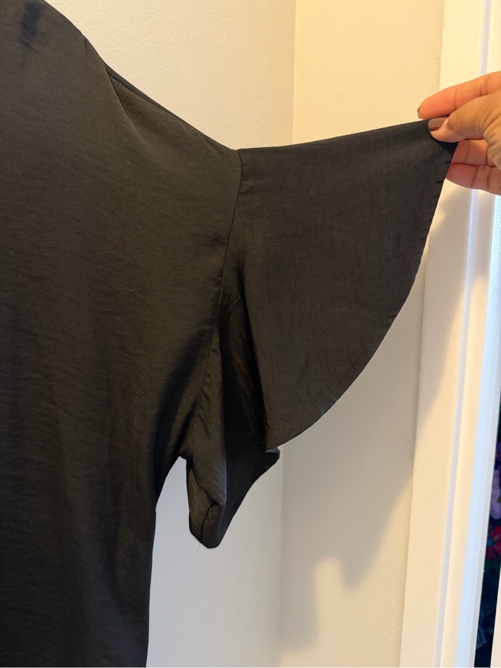 Who What Wear Black Relaxed Flutter Sleeve Top - Picture 4 of 5